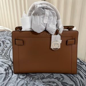 Brand new with tags. Authentic Michael Kors Rayne purse in tan. Size medium